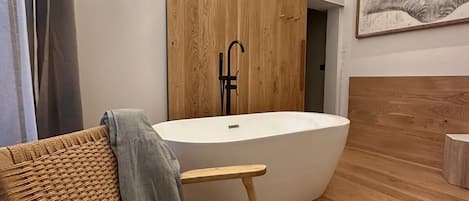 Main bedroom with tub