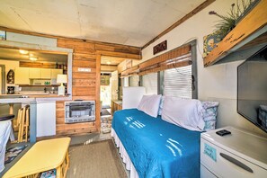 Living Room | Smart TV w/ Cable | Twin Daybed