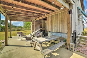 Covered Patio | Charcoal Grill | Outdoor Dining Area