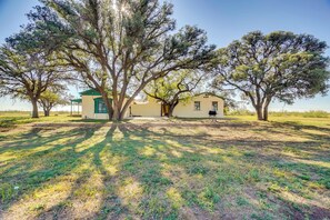 Property Exterior | Driveway (7 Vehicles)