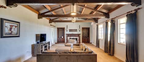 Odessa Vacation Rental | 5BR | 4.5BA | 6,500 Sq Ft | 3 Exterior Stairs Required