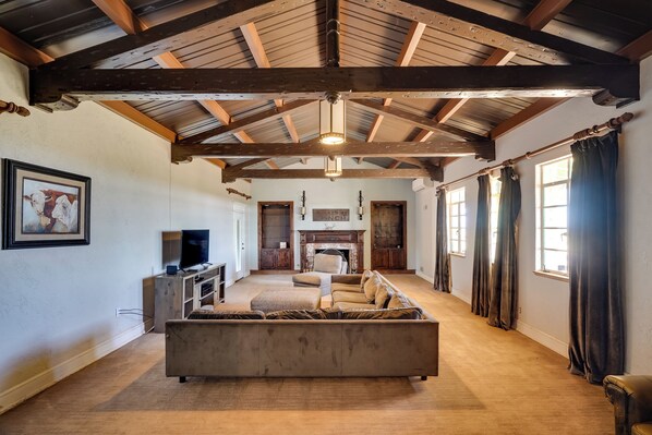 Odessa Vacation Rental | 5BR | 4.5BA | 6,500 Sq Ft | 3 Exterior Stairs Required