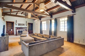 Living Room | Smart TV w/ Cable | Free WiFi | Central A/C & Heating