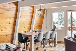 Dining area (Tahoe A).