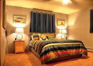 Queen bed, headboard, 2 nightstands w/ 1 drawer & lamp. Ceiling fan.