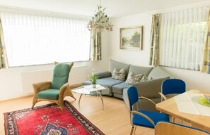 Ferienwohnung mit Terrasse-Wohn- und Esszimmer