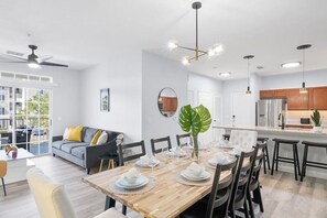 Stylish & Modern Apartment#Disney #Theme #Parks #Magic #kingdom #springs #SecretLake #Apartment #Vacation #Rental #waterpark #Kissimmee #Orlando #Universal #Citywalk