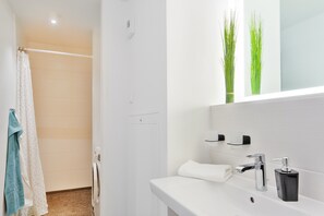 Badezimmer mit ebenerdiger Dusche