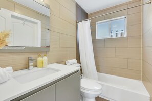 Master ensuite stocked w/ necessities