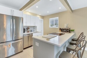 Kitchen equipped w/ top-of-the-line appliances