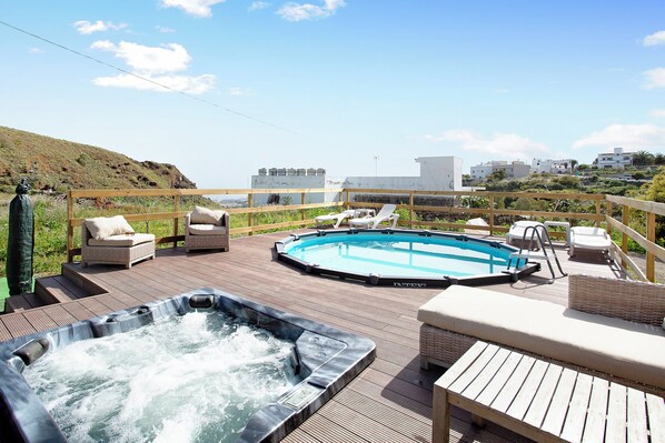 Outdoor spa tub