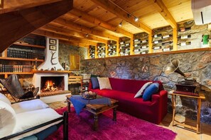 The heart of the chalet. Bold simplicity.
Warm woods and inviting textures welcome you in.