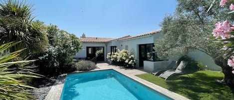 Luxury villa rental with pool in Rivedoux - Domaine Rose Trémière
