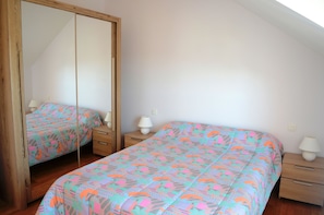 Chambre principale avec lit double 
de 140