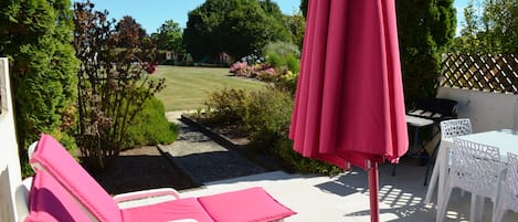 terrasse et vue sur une partie du parc 