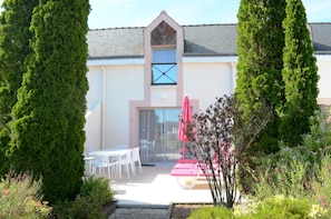 Entrée principale de la maison par la terrasse depuis le parc