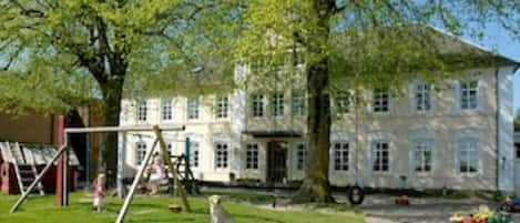 Ferienhof Gintoft mit großem Spielplatz auf dem Hofplatz