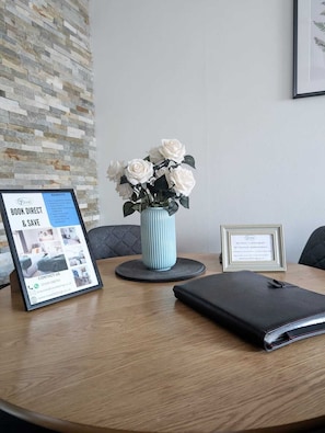 Dining table for 4 guests 
