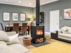 Living room/dining room | Redroofs By The Woods - Redroofs Retreats, Forfar