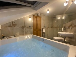 Hot Tub with powerful jets and a great view over Byres Road