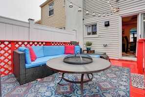 Private Backyard | Deck | Fire Pit | Grill