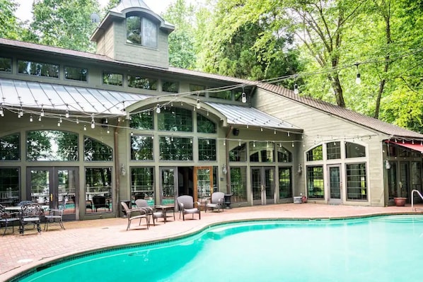 The Pool Pavilion: 3 king beds, 2 full baths and fully stocked kitchen.