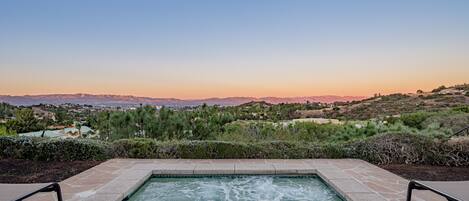 Muholland/Topanga corridor sunrise, sunset, city light views. Private/Sanctuary.