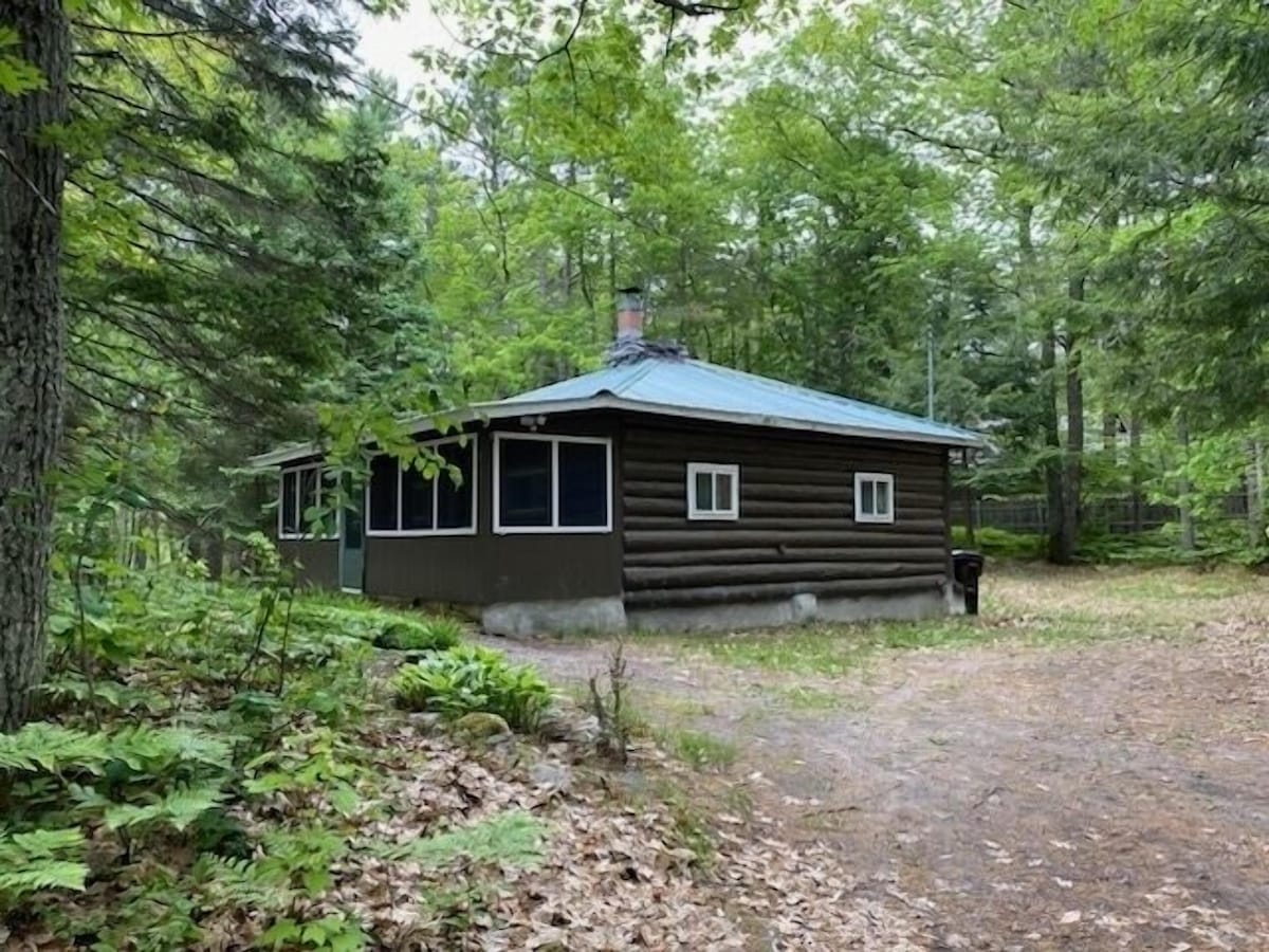 Private, 2 bedroom pet friendly cabin with fireplace located in AuTrain, MI