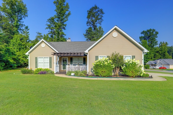 Newnan Vacation Rental | 3BR | 2BA | 1,820 Sq Ft | 1 Exterior Step Required