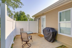 Patio | Gas Grill | Outdoor Seating & Dining | Free WiFi