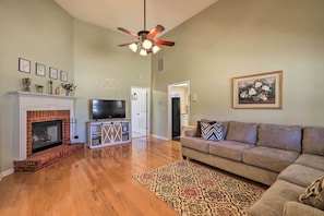 Living Room | Smart TV | Fireplace | Central Heating & Air Conditioning
