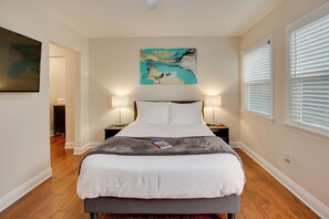 Studio | Queen Bed | Linens Provided | Smart TV | Free WiFi