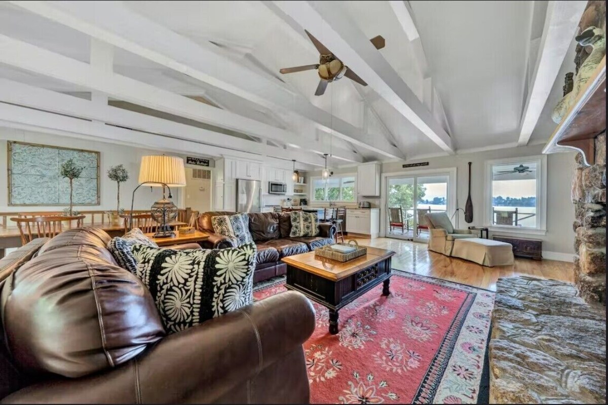 HICKORY COTTAGE – Lake front with wide water and mountain views