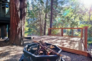 Wood fire pit. Wood no provided.