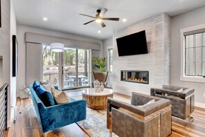 Relax In This Luxurious Space In Front Of The Doublewide Gas Fireplace