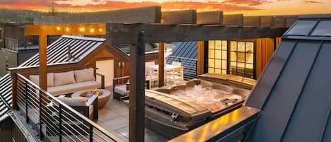 Rooftop Lounge and Hot Tub with Incredible Views