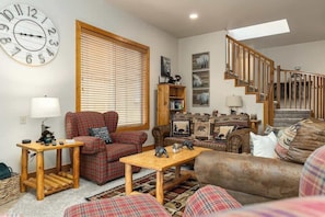 Cozy living room to relax with the whole family.
