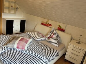 Schlafzimmer 2 (OG)