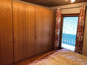 Schlafzimmer 1 (OG),  geräumiger Kasten, spacious cupboard in bedroom 1