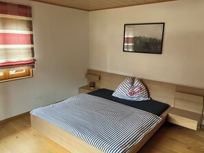 Schlafzimmer 1