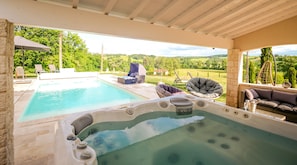 Les extérieurs : Piscine chauffée - Pool house aménagé - Spa 6 places - Salle de fitness / crossfit - Terrain de pétanque - Salon de jardin, transats, hamac... - Barbecue.