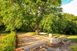 Les extérieurs : Piscine chauffée - Pool house aménagé - Spa 6 places - Salle de fitness / crossfit - Terrain de pétanque - Salon de jardin, transats, hamac... - Barbecue.