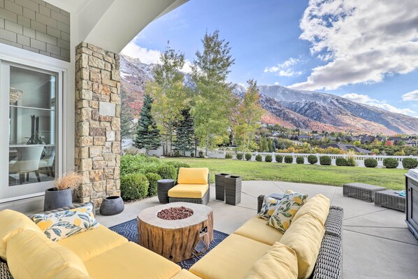 Sandy Vacation Rental | 4BR | 3.5BA | 6,900 Sq Ft | Stairs to Enter