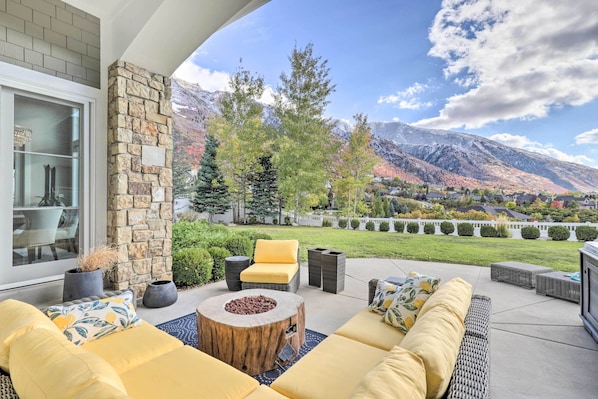 Sandy Vacation Rental | 4BR | 3.5BA | 6,900 Sq Ft | Stairs to Enter