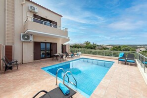 Building Exterior, Outdoor, Pool
