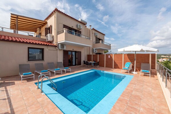 Building Exterior, Outdoor, Pool