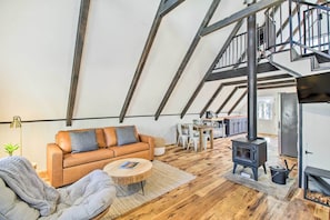 Living Room | Free WiFi | Pack 'n Play | 1,000 Sq Ft