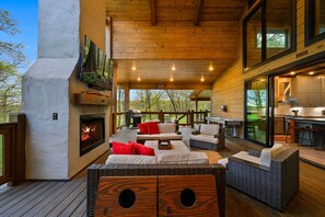 Upper Deck | Smart TV | Gas Fireplace