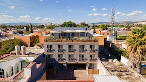 Vista frontal de la propiedad