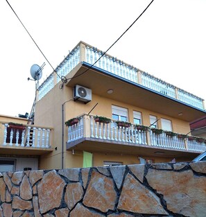 Apartment house 40 m to sea - 4 apartments (2- 6 guests)